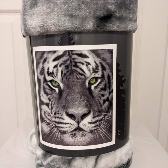 Awesome White Tiger w/Bright Green Eyes | Throw (50" x 60") - Picture 1 of 3